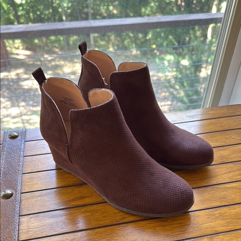 NWOT Tru Brown Suede Ankle Boots